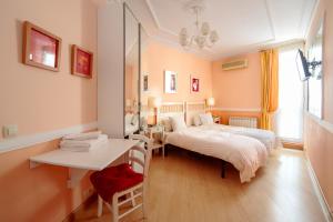 Łóżko lub łóżka w pokoju w obiekcie Hostal Adriano
