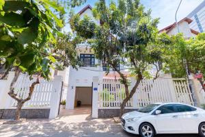 a white car parked in front of a white house at Kegotel Villa Bãi Sau ngay Tháp Tam Thắng in Vung Tau