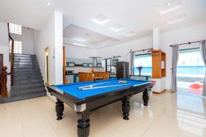 a living room with a pool table in it at Kegotel Villa Bãi Sau ngay Tháp Tam Thắng in Vung Tau