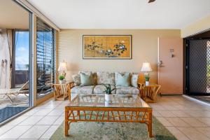 un soggiorno con un divano e un tavolo di Nohonani 103 a Kahana