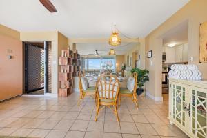 una cucina e una sala da pranzo con tavolo e sedie di Nohonani 103 a Kahana