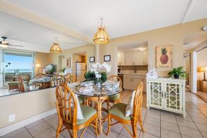 una sala da pranzo e una cucina con tavolo e sedie di Nohonani 103 a Kahana Altre 32 foto