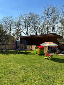 Zona de juegos infantil en Petlov konak