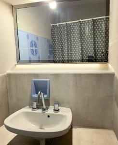 Villa NuevaにあるMendoza Alquiler Temporarioの洗面台と鏡のあるバスルーム