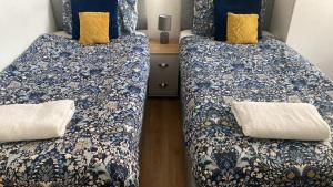 two beds sitting next to each other in a room at Luxury 1-Bedroom Apartment - Central Dundee in Dundee