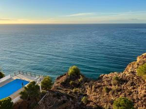 アルメリアにあるAcantilado del marの崖の上から海の景色