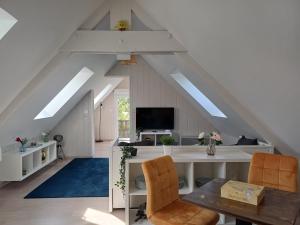 Cette chambre mansardée dispose d'un bureau et d'une télévision. dans l'établissement 4 minutes from Sainte-Mère-Église - Independent apartment on first floor of big house with garden and heated pool opened if weather is ok, à Fresville