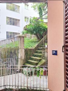 une entrée d'un bâtiment avec des escaliers devant un bâtiment dans l'établissement Apartman Agram, à Zagreb