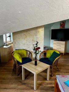a living room with two chairs and a table at Sloneczny pokoj in Świnoujście