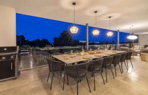Reštaurácia alebo iné gastronomické zariadenie v ubytovaní Villa Marvelo