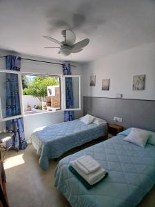 Postel nebo postele na pokoji v ubytování Tramontana Villa + 27 fotografií