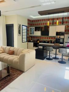 een woonkamer met een bank en een tafel bij Les Résidences KYM in Yamoussoukro