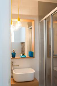 een badkamer met een wastafel en een spiegel bij Casa do Castelo 1- Work or Relax in the Historic heart of Lisbon! in Lissabon +16 foto's