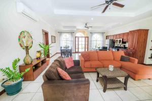 Khu vực ghế ngồi tại Villa Zen By Vacation Pura Vida
