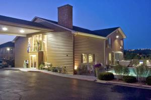 a large house with a building with a porch at Scenic Hills Inn in Branson