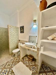 un bagno con lavandino e WC di Riad Green Vines a Marrakech