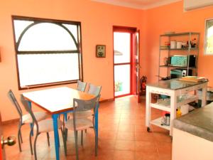 Kuchyň nebo kuchyňský kout v ubytování Casa Gatos Suites