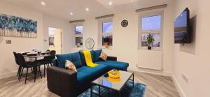 TV a/nebo společenská místnost v ubytování Abbey Corner By Nivaas-Located in the heart of the city centre-5 minute walk to train station-20 minutes to London via train