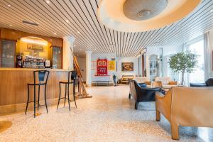 eine Lobby mit Stühlen und einer Bar in einem Geschäft in der Unterkunft Hotel Della Porta in Santarcangelo di Romagna