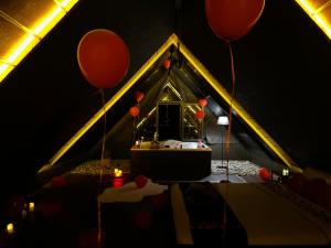 a group of red balloons in a tent with a mirror at WOODLİFE BUNGALOv in Rize