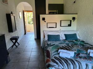 una camera da letto con un letto grande con cuscini blu di Le Clos des Arbousiers a Linguizzetta