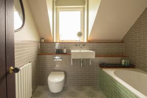 un bagno con un water, un lavandino e una vasca da bagno di Mint Croft Luxury Self-Catering Cottages a Geary Altre 21 foto