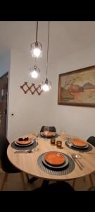 een tafel met daarop borden met eten bij Apartamento Grau de Gandía in Gandía