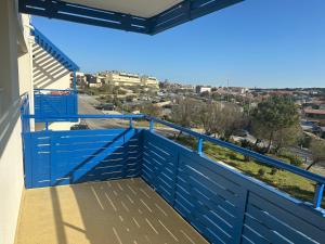 una staccionata blu su un balcone con vista di Bleu Marine Apts a Lacanau-Océan