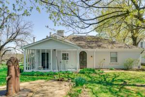 Κήπος έξω από το Historic and Spacious Family Home in Nicholasville!