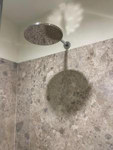 een badkamer met een douche en een afvoer bij Glass & Charme - Central Suite in Turijn +41 foto's