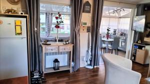 Kuchyň nebo kuchyňský kout v ubytování Camping L'Oasis 5 étoiles à Puget-sur-Argens