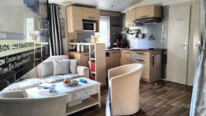 Kuchyň nebo kuchyňský kout v ubytování Camping L'Oasis 5 étoiles à Puget-sur-Argens + 21 fotografií