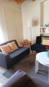 un soggiorno con due divani e un tavolo di Le Paradis de l'Ibie a Saint-Maurice-dʼIbie