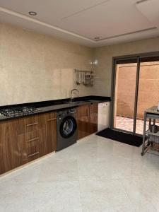 a kitchen with a washer and a washing machine in it at apartamente á fes in Fez