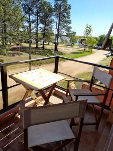 - Balcón con mesa y sillas y vistas al parque en Puerto Termas, en Colón