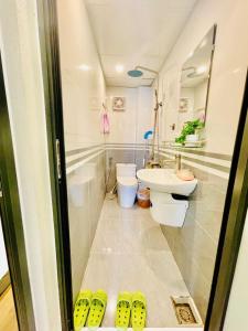 een badkamer met twee toiletten en een wastafel bij Si Mơ Homestay Cát Bà in Cat Ba