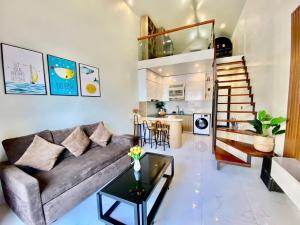 een woonkamer met een bank en een tafel bij Si Mơ Homestay Cát Bà in Cat Ba