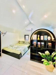 een slaapkamer met een bed en een plank met boeken bij Si Mơ Homestay Cát Bà in Cat Ba
