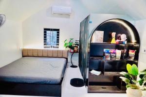 een slaapkamer met een bed en een boekenplank bij Si Mơ Homestay Cát Bà in Cat Ba