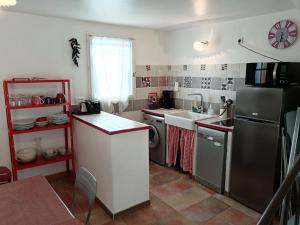 una piccola cucina con lavello e frigorifero di Le Petit Mas des Hauts de Beyssan, Maison de vacances avec piscine privative pour 2 personnes a Gargas