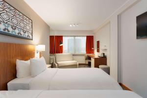 Postel nebo postele na pokoji v ubytování Radisson Blu Hotel Olümpia