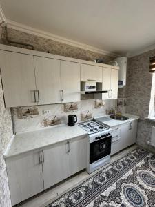 Η κουζίνα ή μικρή κουζίνα στο Quiet Apt Near Khiva Station
