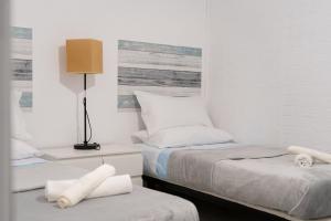 een slaapkamer met twee bedden en een lamp op een tafel bij Moderno Piso Toledano in Toledo