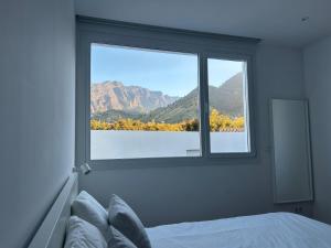1 dormitorio con ventana y vistas a la montaña en Urban Loft, en Los Llanos de Aridane 3 fotos más