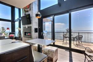 ein Wohnzimmer mit Blick auf das Meer in der Unterkunft Villa St-Laurent et spa - Au coeur de Charlevoix ! in La Malbaie