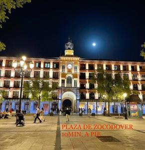 een groot gebouw met daarop een klokkentoren bij Moderno Piso Toledano in Toledo