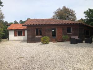 a small house with a gravel yard in front of it at Vieux-Boucau - Maison entière 8 pers in Soustons