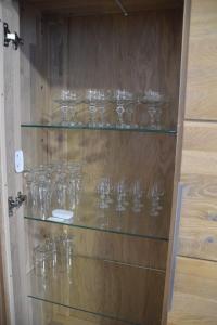 ein Haufen Gläser auf Glasregalen in der Unterkunft Aurora Apartment in Essen in Essen