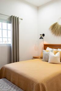 a bedroom with a bed and a window at Casa Bonita - Depa compacto 2 Habitaciones in Loreto