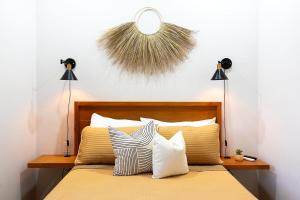 a bedroom with a bed with two lights and two pillows at Casa Bonita - Depa compacto 2 Habitaciones in Loreto